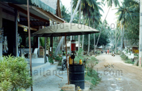 Kleine Tankstelle auf der Insel Koh Chang in Thailand um unsere Bikes bei den Touren auftanken zu können.