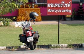 Motorrad auf einem Motorrad-Parkplatz in Thailand.