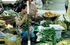 Obstmarkt in Thailand, die großen Früchte heißen Stinkfrucht, schmecken aber ganz lecker. Das kleinere Obst sind Limetten. Etwa 10 Baht für ein Kilo Obst.