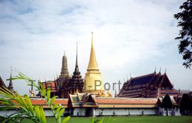 Der Wat Phra Kaeo Tempel in Bangkok von weitem fotografiert.