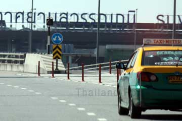 Taxi-Meter Taxi unterwegs auf dem Zubringer zum Suvarnabhumi Airport in Bangkok, Thailand.