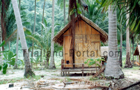Solche Hütten aus Bambus, die gibt es für die Rucksacktouristen für den schmalen Geldbeutel. Solche Hotelzimmer buchen sich die Reisenden die für Monate in Thailand bleiben.