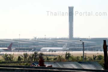 Bangkok Airport. Hier auf dem Bild der hohe Tower vom Suvarnabhumi gut zu erkennen und im Vordergrund ein paar Flugzeuge an den Gates.
