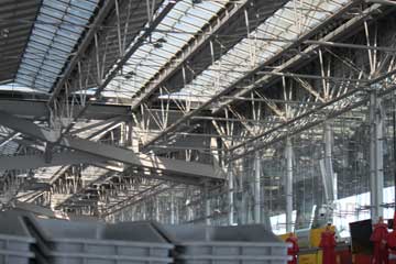 Beeindruckender und ein Moderner Baustil, das Tragwerk aus Stahl am Dach von dem Suvarnabhumi Airport in Bangkok. Durch große Dachfenster fällt viel natürliches Licht in die Abflughalle am Terminal.