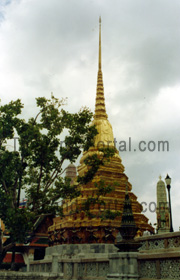 Goldene Stupa beim Besuch vom Wat Phra Kaeo Tempel in Bangkok