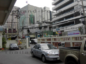 Parkplatz an einem Hotel in Bangkok