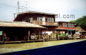 Holzhaus bei der Fahrt mit dem Speedboot durch die Klongs von Bangkok