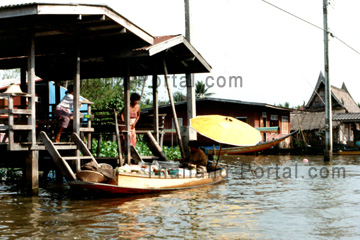 Bangkok auf den Klongs eine Szene die das tägliche Leben auf den Kanälen widerspiegelt.