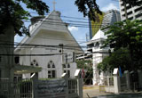 Das Bild zeigt die schöne Sampanthawong Kirche in Bangkok.