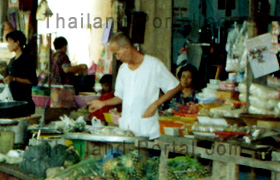 Szene auf dem Gemüsemarkt in Thailand beim einkaufen.
