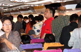 Gedränge in der Kabine vom Flugzeug beim Inlandsflug in der Economy Class. Man beachte wie schmal die Sitze in dem Flieger sind.