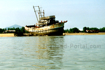 Gestrandete Schiffe an einem Strand auf der Thailändischen Insel Koh Chang.