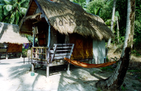 Eine typische Strandhütte in einem Resort in Thailand, leben wie Robinson