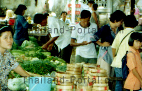 Auf dem Markt in Thailand wird es erst interessant wenn die Touristen einkaufen gehen. Das Bild zeigt wie die Thai gleich aufmerksam werden, wenn man mit seinem Fotoapparat ein Bild von der Szene macht.