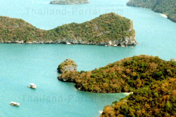 Ausflug mit dem Boot an einen einsamen Strand auf einer der kleinen Inseln die Phuket vorgelagert sind.