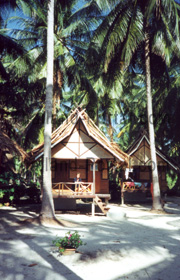 Typisches Hotel Resort am Strand auf der Insel Phuket in Thailand.