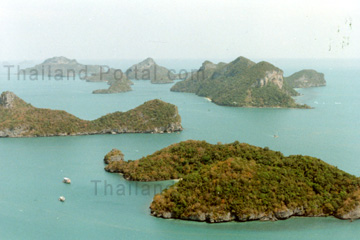 Insellandschaft vor Phuket in Thailand. Von einem Aussichtspunkt fotografiert.