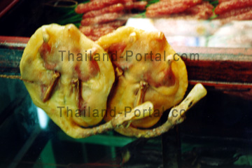 Das sind platt gewalzte Enten was man auf dem Bild erkennen kann die zum Verzehr in Thailand angeboten werden.
