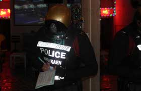 Zwei thailändische Polizisten in einer Bar die aber von den Touristen nichts wollen, sondern nur vom Wirt ein paar Auskünfte einholten und sich Notizen machten.