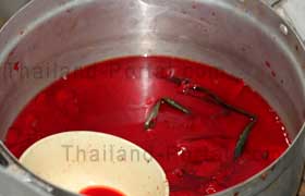 Rinderblut-Marinade mit Basilikum, Chili und anderen frischen Kräutern in Thailand beim Schlachtfest von einem Ochsen.