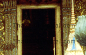 Auf diesem Bild kann man das in etwa erahnen mit dem Smaragd Buddha vom Tempel in Wat Phra Kaeo in Bangkok. Da habe ich mit meiner Kamera einfach von außen drauf gehalten. Das ist ein Zoom Ausschnitt von dem Bild oben. Nur weiter ran geholt.