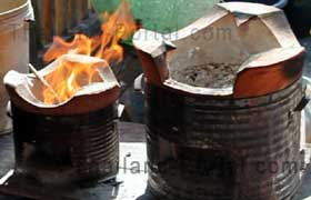 Tontopf wird in Thailand vorbereitet indem man darin Feuer macht und nachher Holzkohle zu gibt, wird dann in den Ausschnitt der Tischplatte eingehängt um am Tisch grillen zu können.