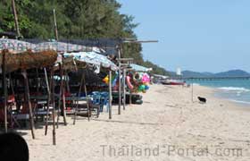Am Strand von Rayong in Thailand der an den Werktagen einsam und verlassen ist.