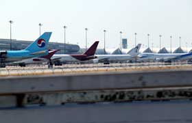 Flugzeuge bei der Abfertigung am Suvarnabhumi Airport in Bangkok, Thailand.