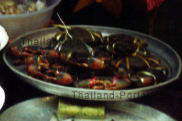 Thai Food in Thailand, Krabben deren Zangen man verschnürt hat.