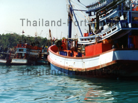 Eigentlich ist das viel zu schade die Bilder aus Thailand in einem so kleinen Format zu zeigen. Viel interessanter ist es nämlich was auf dem Schiff passiert, wenn man das Bild im Großformat betrachtet. Mit solchen Schiffen kann man in Thailand auch über das Meer tuckern.