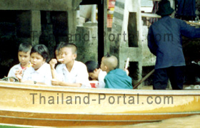 Schulkinder auf dem nachhause Weg in Thailand. Als Belohnung ein Eis unterwegs auf den Klongs, den Wasserstraßen in Bangkok gesehen und fotografiert. Ich mag solche Szenen, die das tägliche Leben spielt.