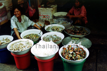 Thai Seafood das auf dem Markt angeboten wird. Aus diesem Bild habe ich die Schnecken und Krabben in größerem Format weiter oben gezeigt.