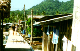 Hütten auf Pfählen in Thailand.
