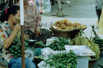 Markt in Bangkok wo man frische Früchte kaufen kann