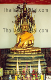 Bei diesem goldenen Buddha im Kloster Wat Pho, können die Buddhisten Zettel an den Altar befestigen wo man die Wünsche als Gebet aufgeschrieben hat. Am besten unterstützt man das Gebet in dem man am liegenden Buddha im Kloster Blattgold aufbringt.