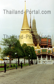 Chedis am Kloster Wat Phra Kaeo in Bangkok
