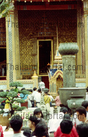Eingang zum heiligsten vom Tempel in Wat Phra Kaeo Tempelanlage in Bangkok. Jede Menge Touristen die den Smaragdbuddha sehen wollen.